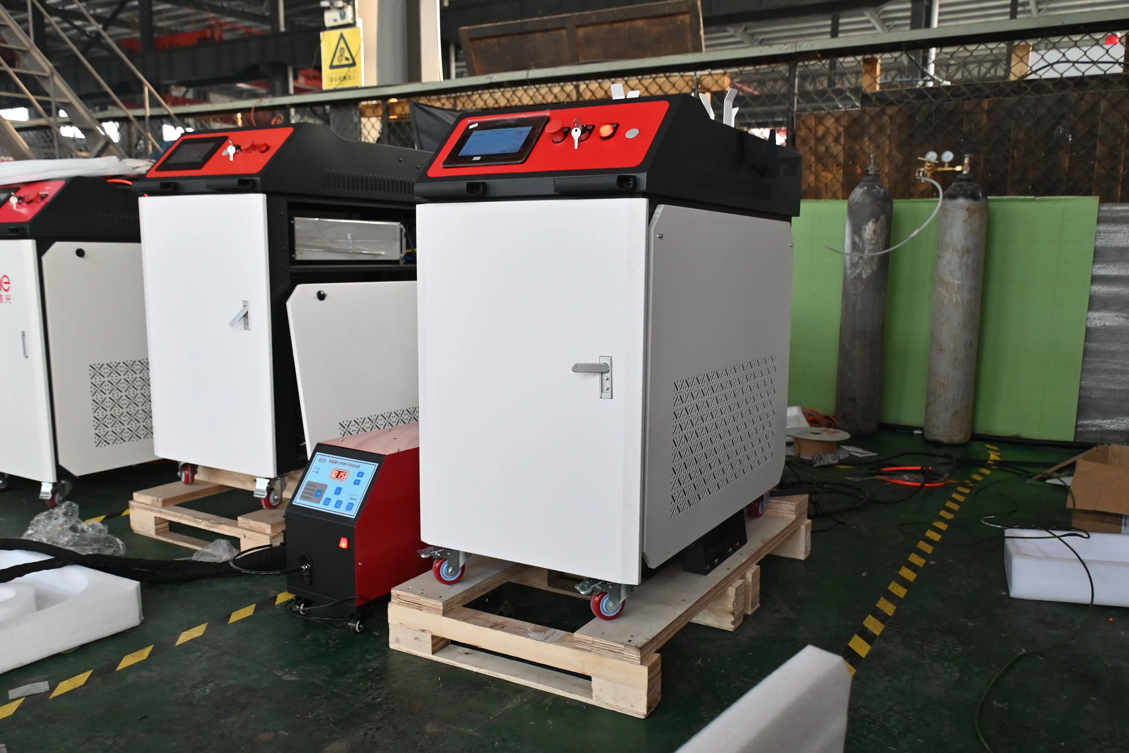 The system is mainly composed of a laser unit and a welding unit.
Hand-held welding, taking into account the flexibility, high efficiency and high welding quality of laser welding.