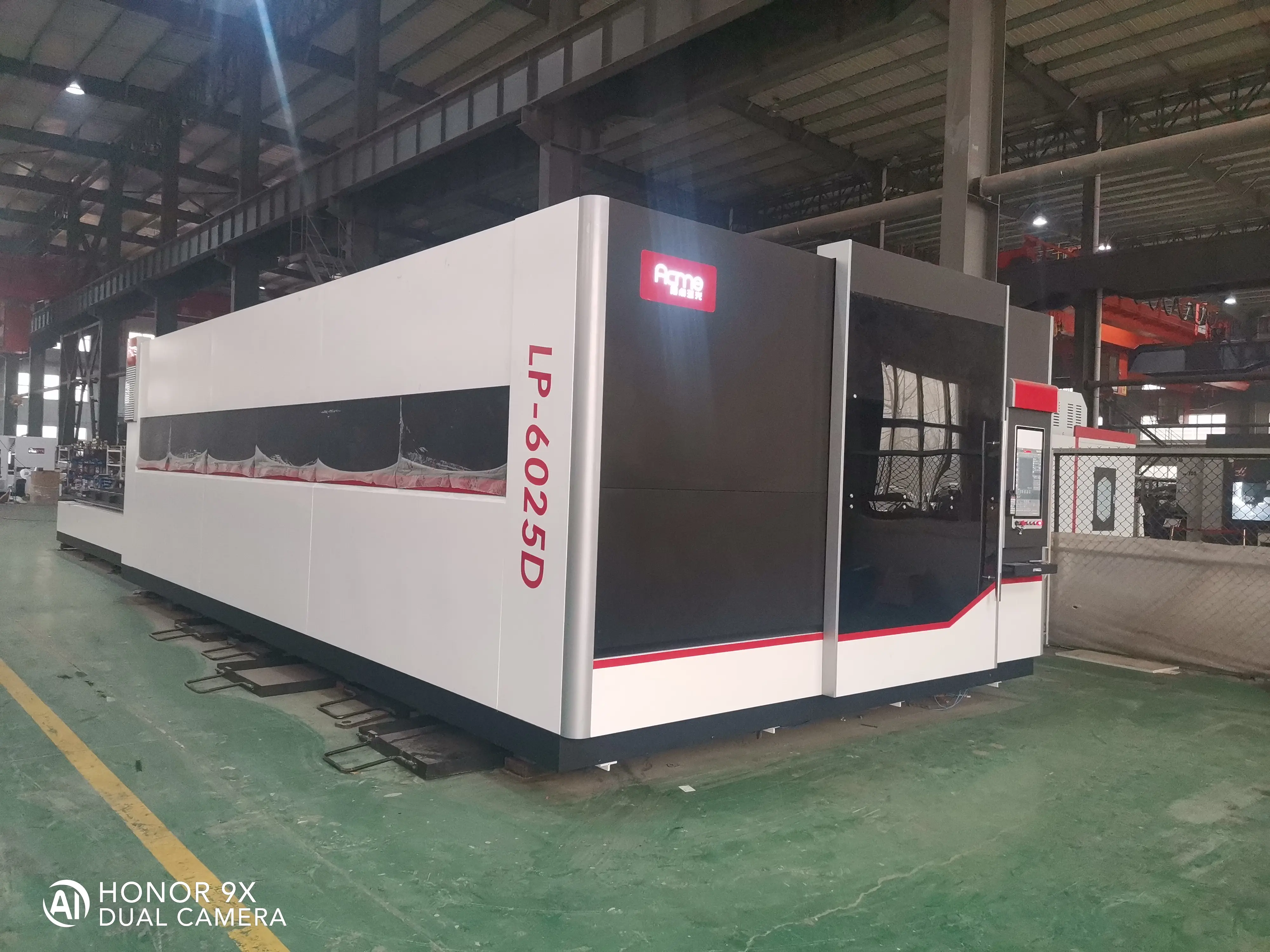 Laser cutting machine with exchanging plateform